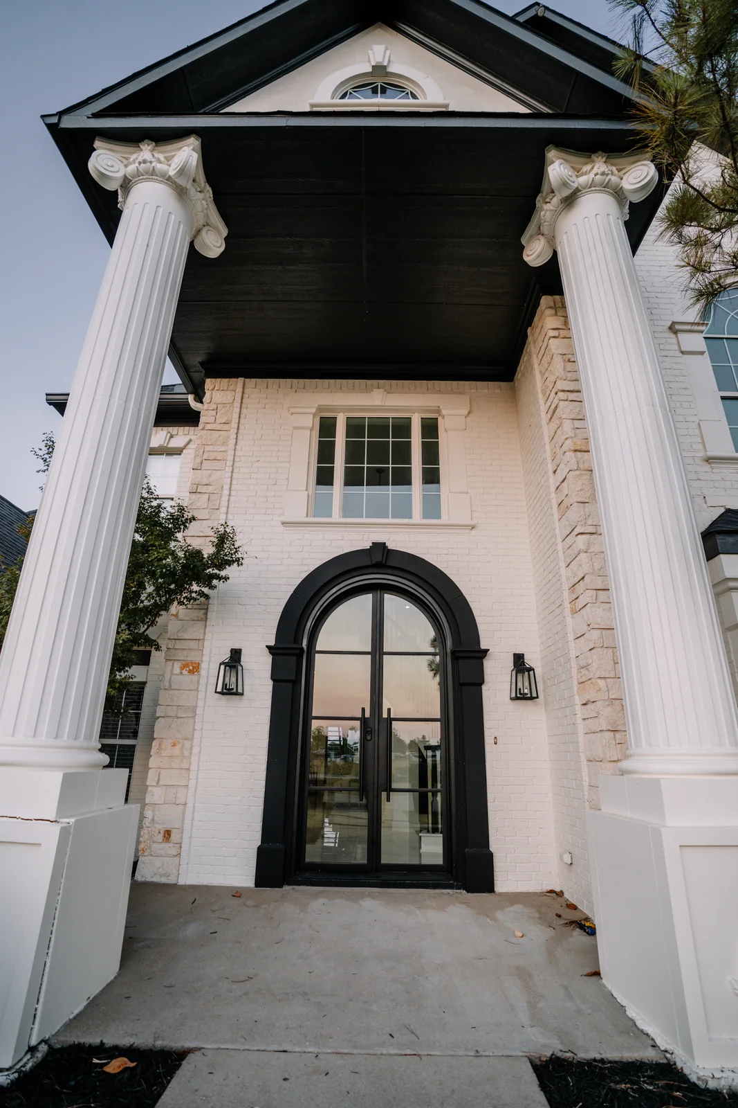 Columned entrance, 1129 Oak Creek Road - MLS archive / 2022