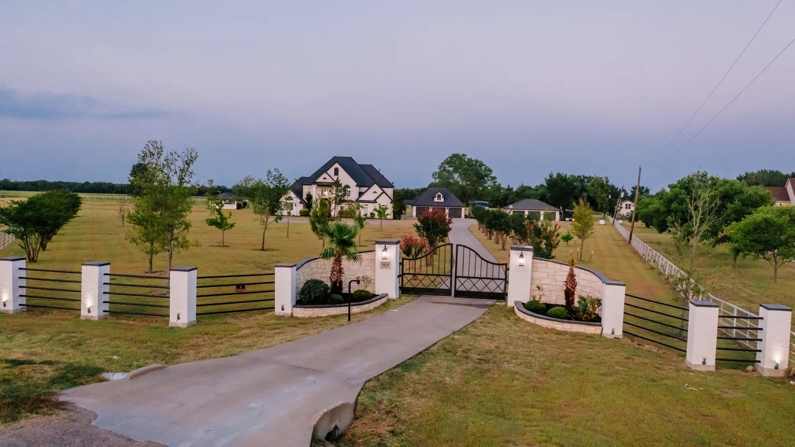 The gated arrival, 1129 Oak Creek Road - MLS archive / 2022