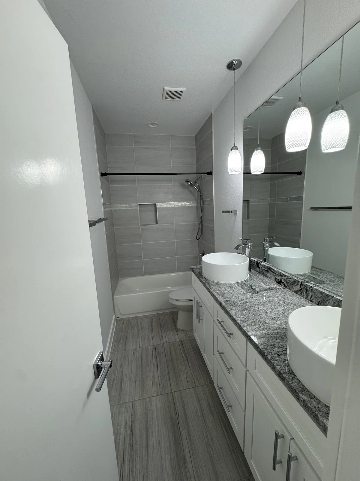 Bath details, 1625 Cleaver Street - August 2025