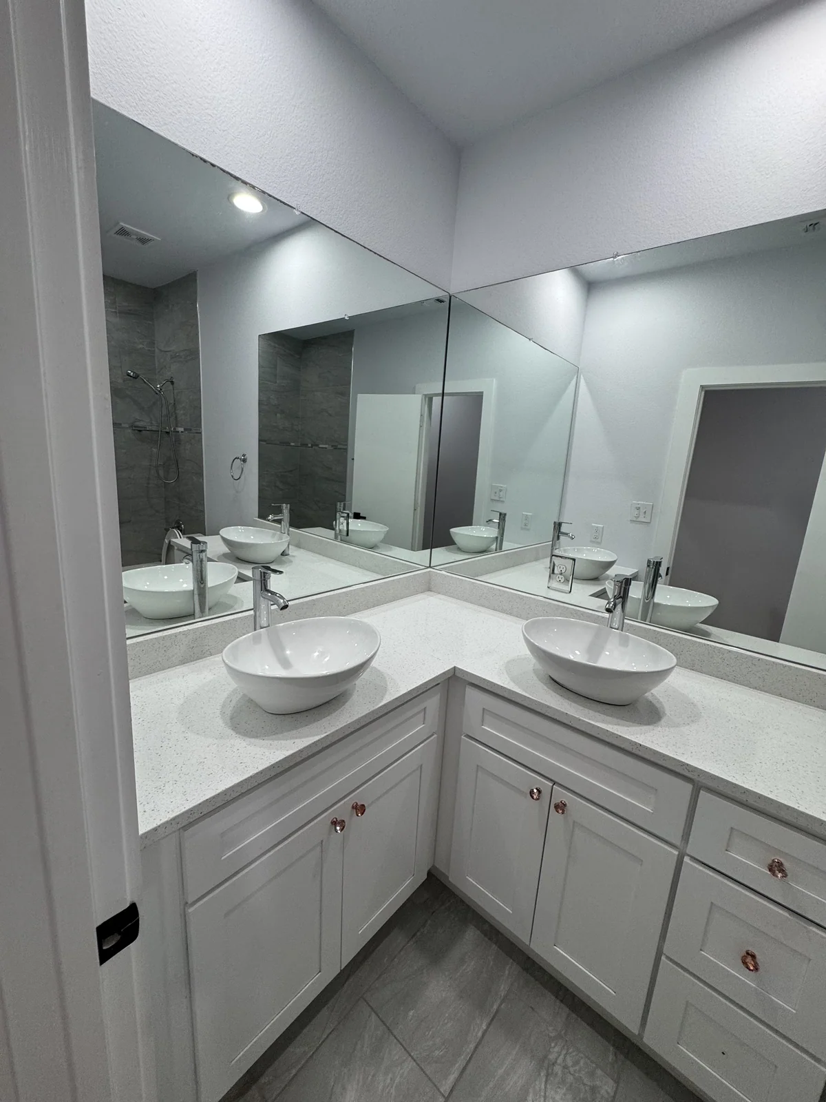 Bath details, 1641 Cleaver Street - August 2025