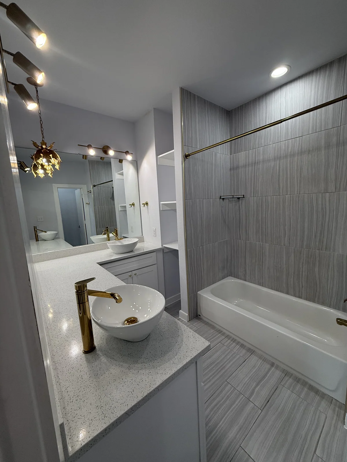 Bath details, 1645 Cleaver Street - October 2025