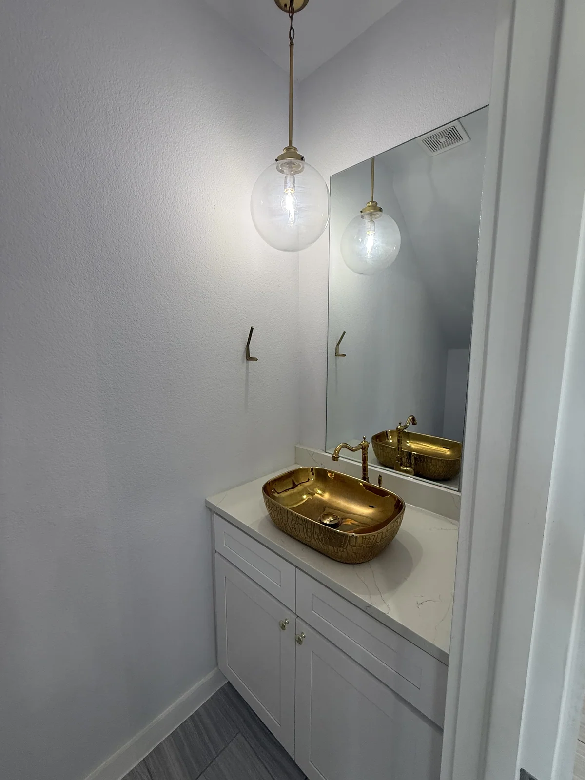 Powder room, 1645 Cleaver Street - October 2025